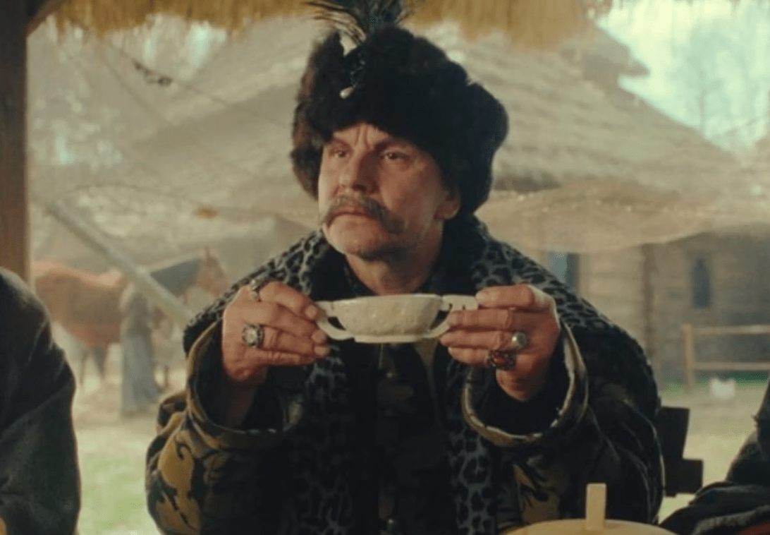 Zalewajka, że aż łyżka stoi! Jaką kawę piją aktorzy kultowego serialu „1670”?